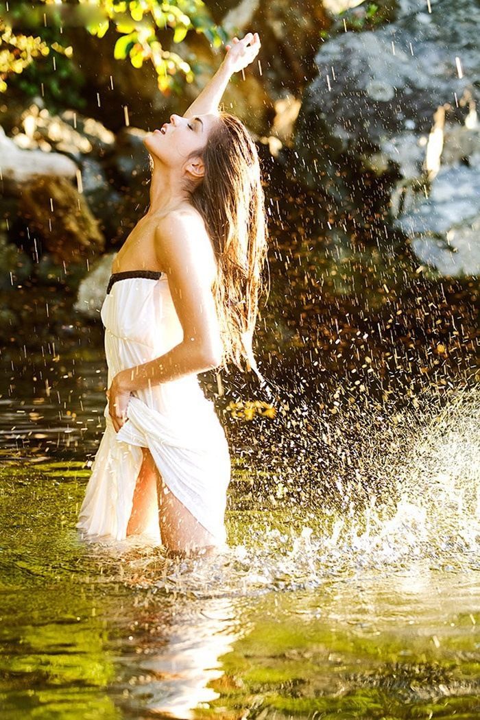 Marie Avgeropoulos in Cali