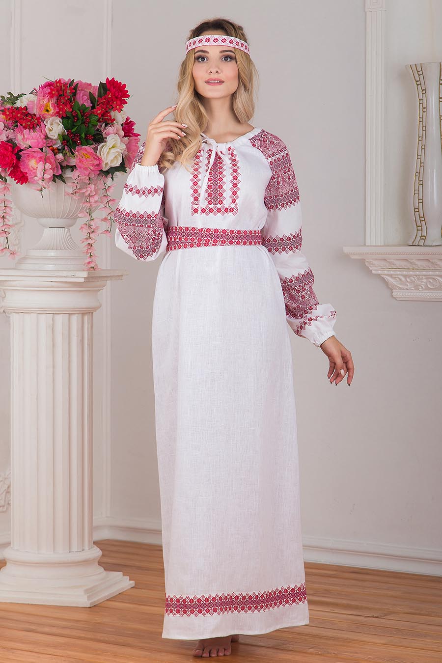 Women in Slavic costumes in Cali