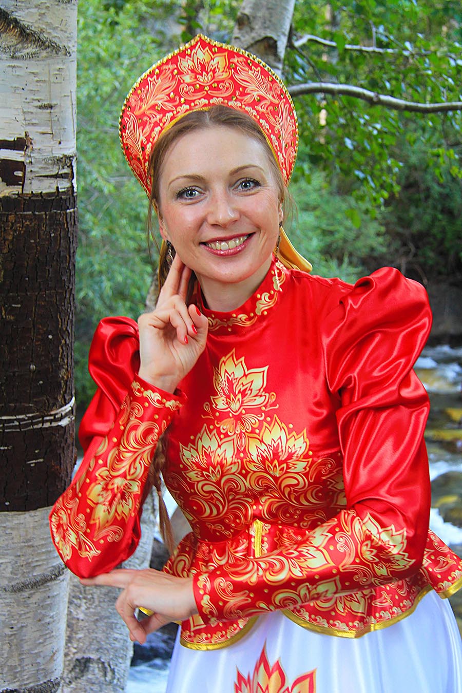 Women in Slavic costumes in Cali
