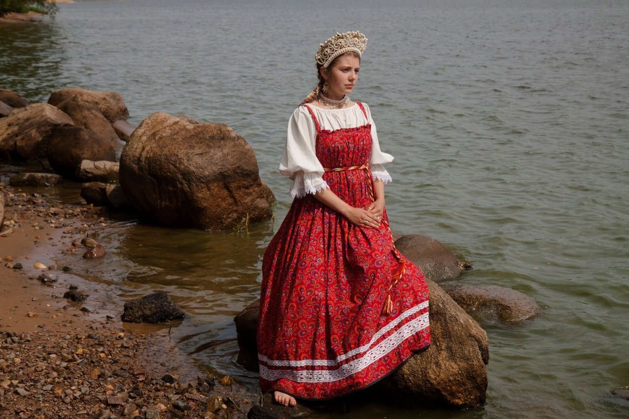 Women in Slavic costumes in Cali