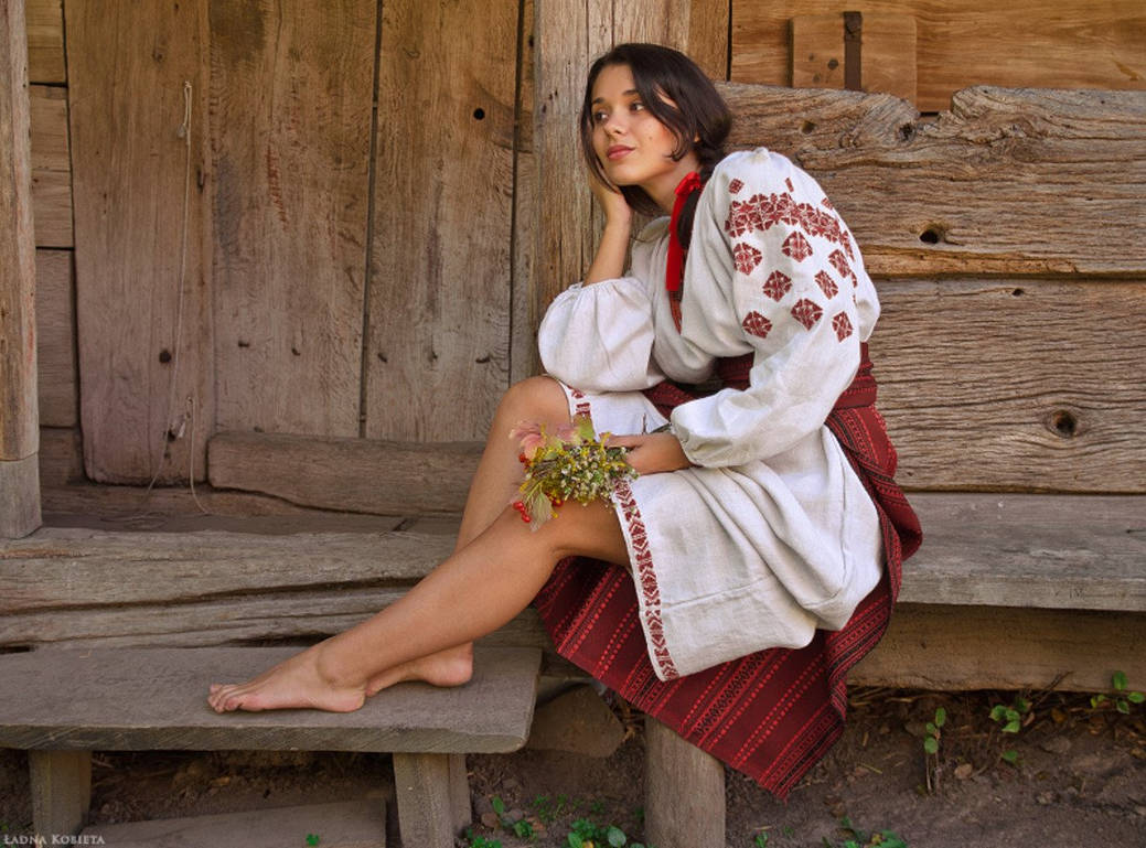 Women in Slavic costumes in Cali