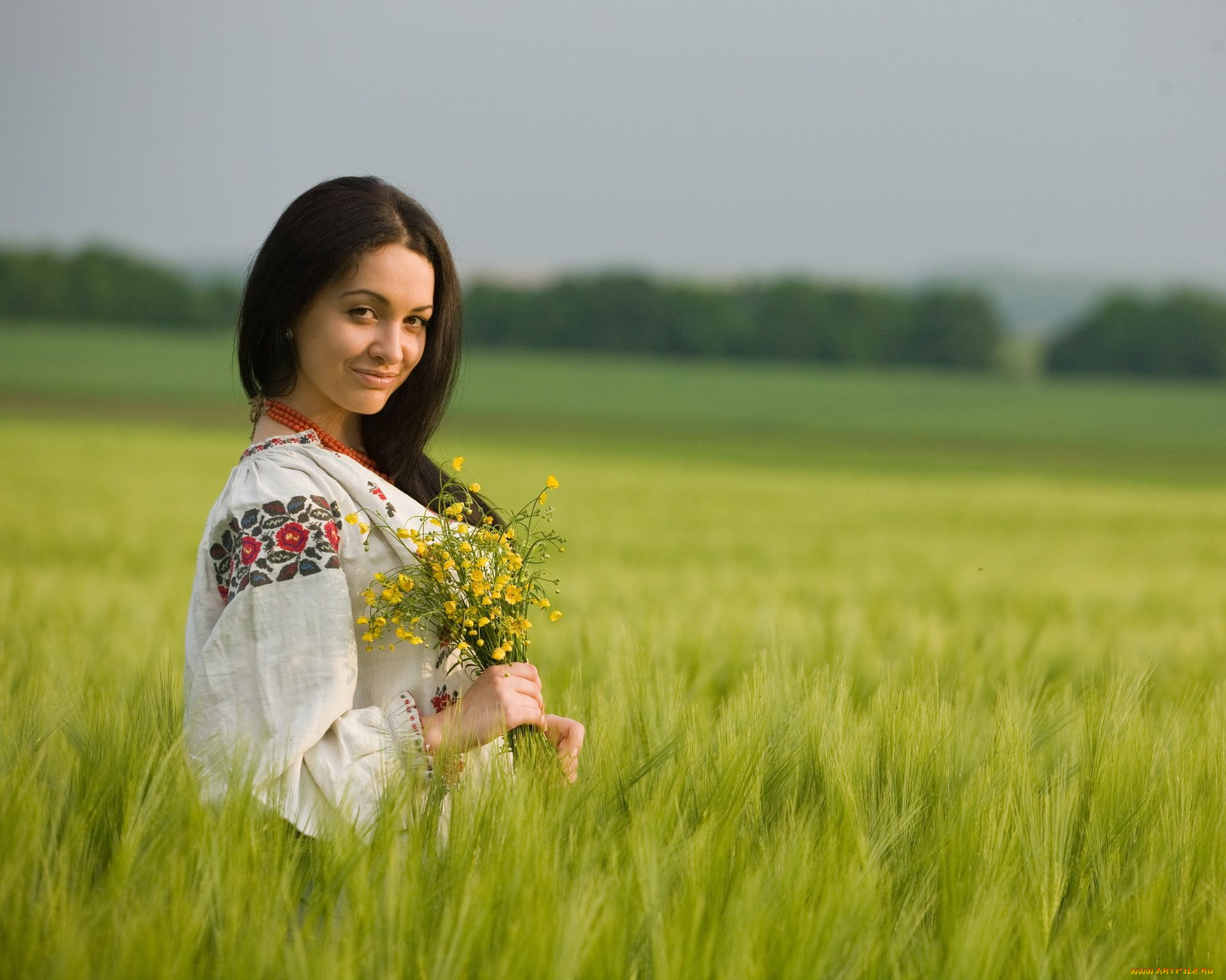 Women in Slavic costumes in Cali
