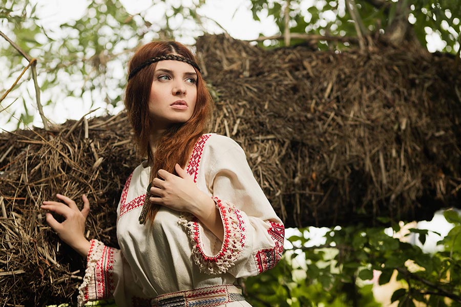 Women in Slavic costumes in Cali