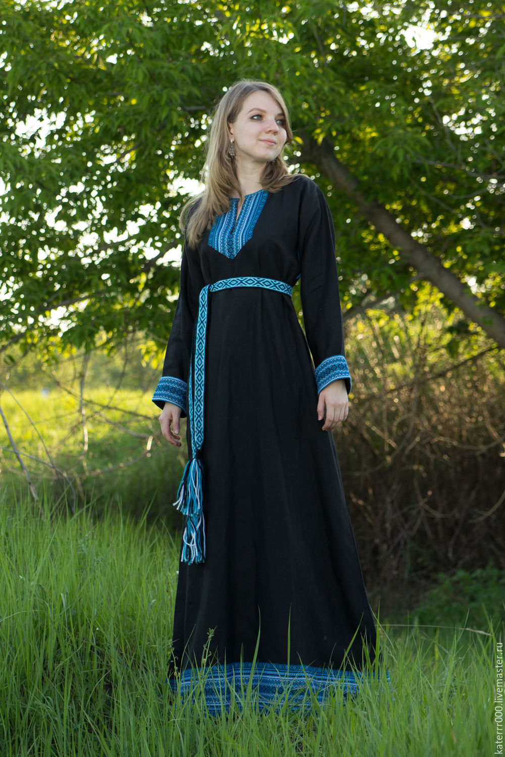 Women in Slavic costumes in Cali